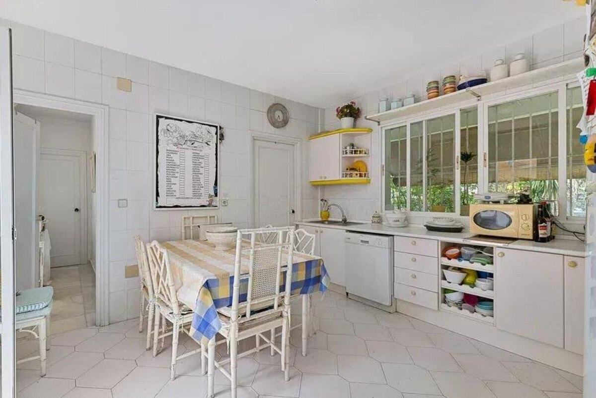 FOR SALE 🏡 Five-Bedroom Villa to Renovate on a 1,000 m² Plot – Las Brisas, Nueva Andalucía, Marbella 🇪🇸