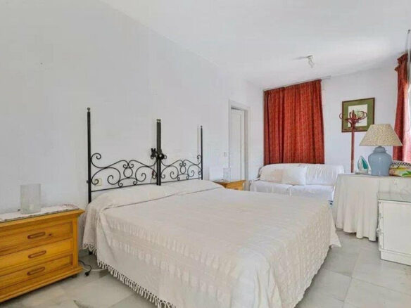 FOR SALE 🏡 Five-Bedroom Villa to Renovate on a 1,000 m² Plot – Las Brisas, Nueva Andalucía, Marbella 🇪🇸