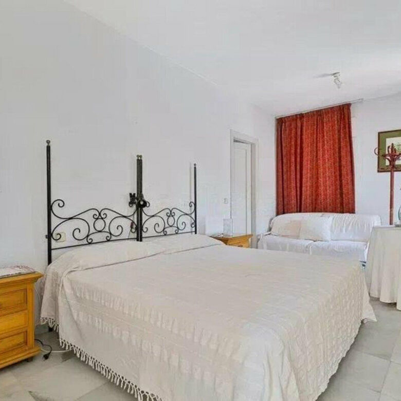 FOR SALE 🏡 Five-Bedroom Villa to Renovate on a 1,000 m² Plot – Las Brisas, Nueva Andalucía, Marbella 🇪🇸