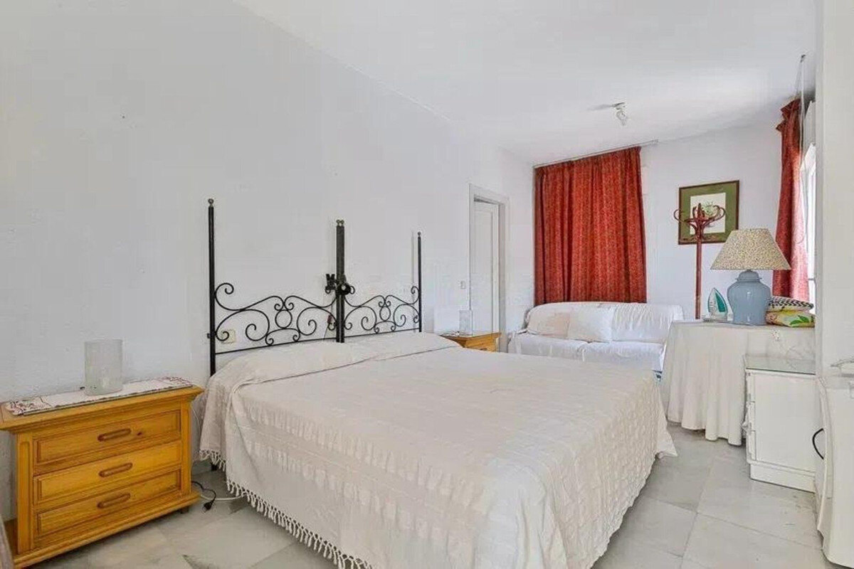 FOR SALE 🏡 Five-Bedroom Villa to Renovate on a 1,000 m² Plot – Las Brisas, Nueva Andalucía, Marbella 🇪🇸