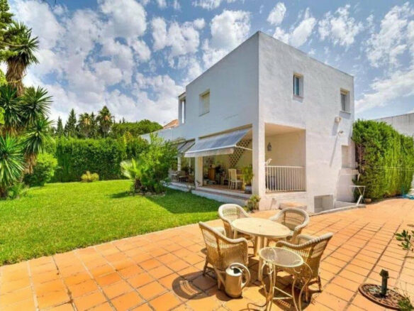 FOR SALE 🏡 Five-Bedroom Villa to Renovate on a 1,000 m² Plot – Las Brisas, Nueva Andalucía, Marbella 🇪🇸