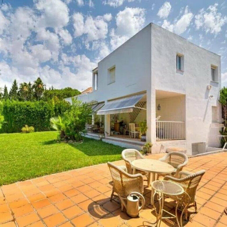 FOR SALE 🏡 Five-Bedroom Villa to Renovate on a 1,000 m² Plot – Las Brisas, Nueva Andalucía, Marbella 🇪🇸
