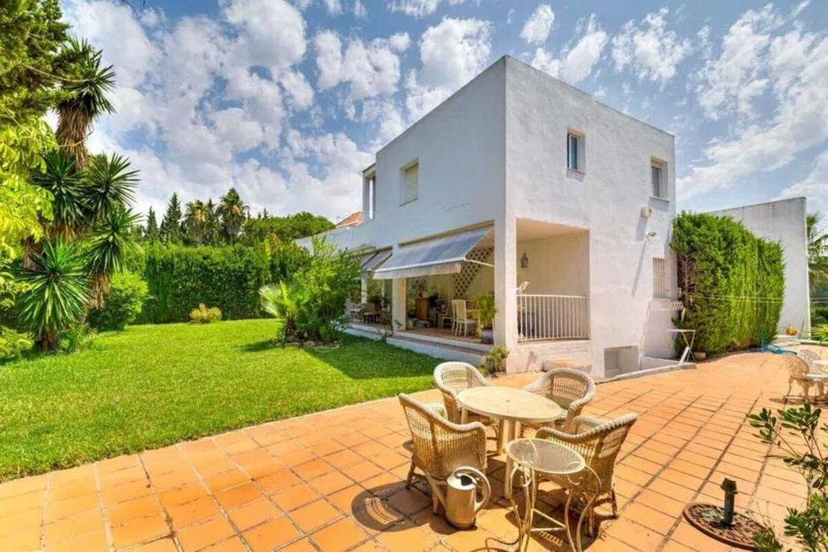 FOR SALE 🏡 Five-Bedroom Villa to Renovate on a 1,000 m² Plot – Las Brisas, Nueva Andalucía, Marbella 🇪🇸