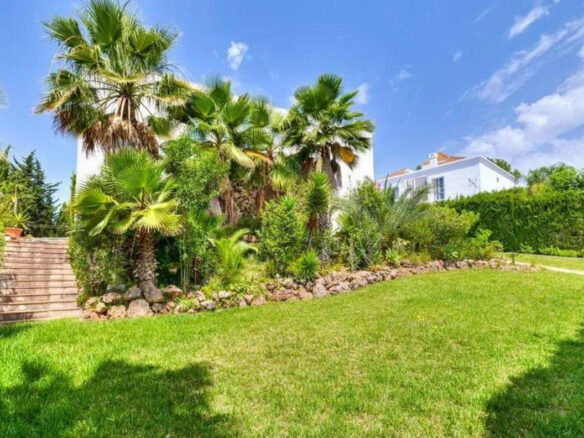 FOR SALE 🏡 Five-Bedroom Villa to Renovate on a 1,000 m² Plot – Las Brisas, Nueva Andalucía, Marbella 🇪🇸