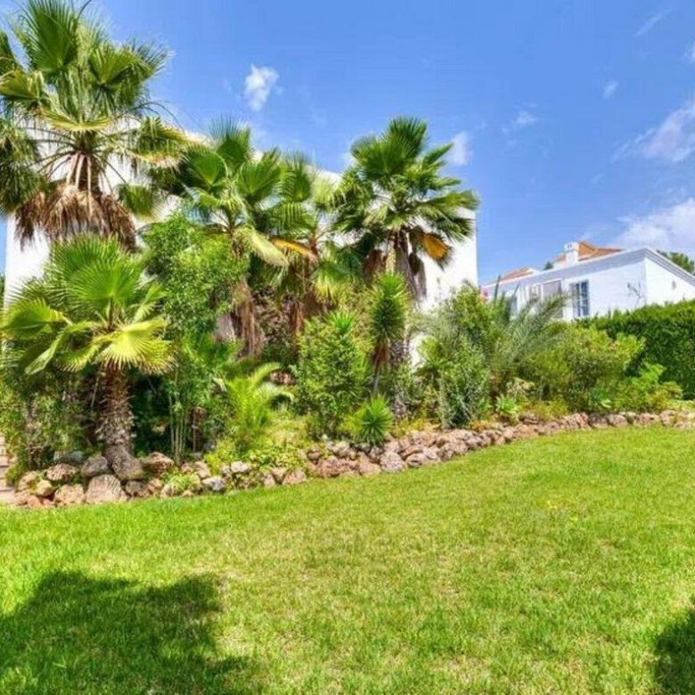 FOR SALE 🏡 Five-Bedroom Villa to Renovate on a 1,000 m² Plot – Las Brisas, Nueva Andalucía, Marbella 🇪🇸