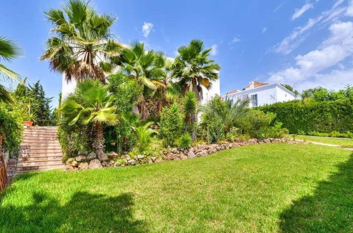 FOR SALE 🏡 Five-Bedroom Villa to Renovate on a 1,000 m² Plot – Las Brisas, Nueva Andalucía, Marbella 🇪🇸