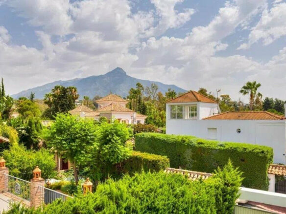 FOR SALE 🏡 Five-Bedroom Villa to Renovate on a 1,000 m² Plot – Las Brisas, Nueva Andalucía, Marbella 🇪🇸