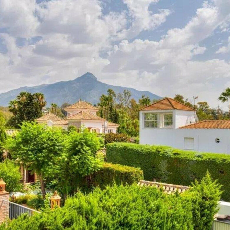 FOR SALE 🏡 Five-Bedroom Villa to Renovate on a 1,000 m² Plot – Las Brisas, Nueva Andalucía, Marbella 🇪🇸
