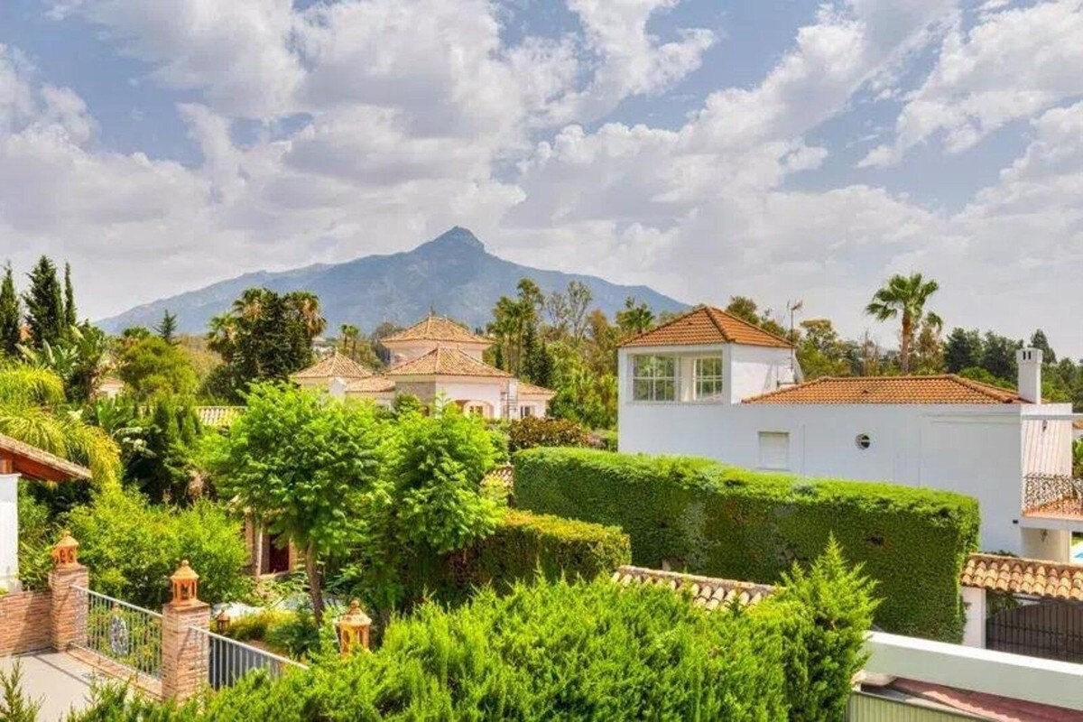 FOR SALE 🏡 Five-Bedroom Villa to Renovate on a 1,000 m² Plot – Las Brisas, Nueva Andalucía, Marbella 🇪🇸