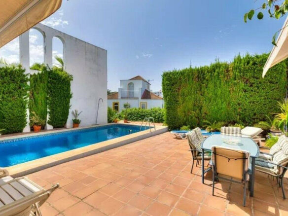 FOR SALE 🏡 Five-Bedroom Villa to Renovate on a 1,000 m² Plot – Las Brisas, Nueva Andalucía, Marbella 🇪🇸