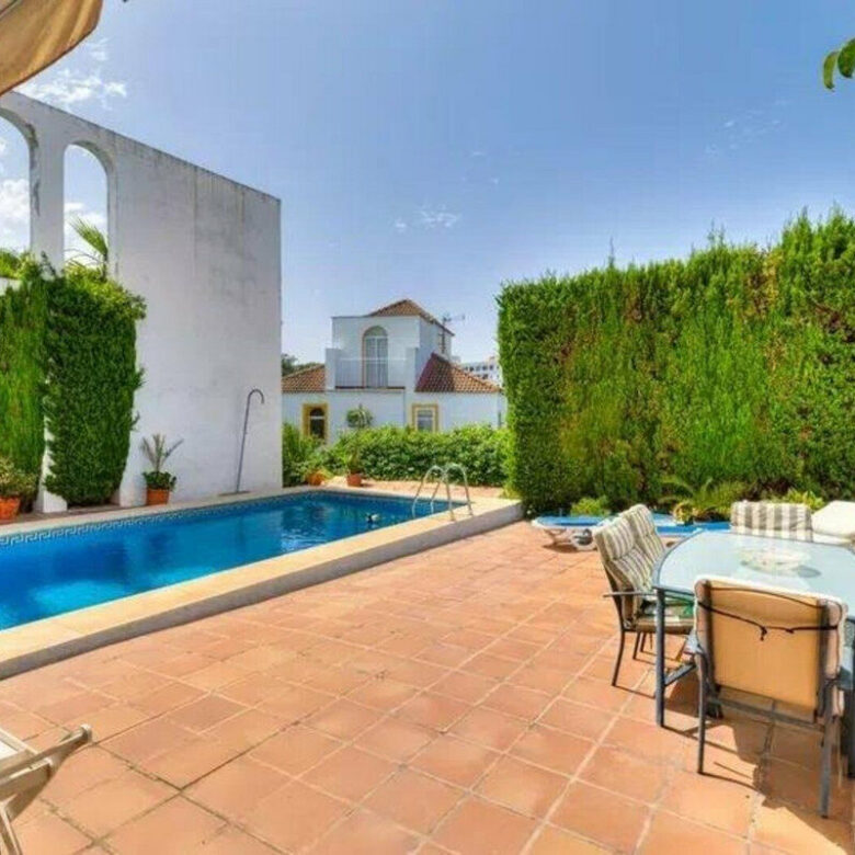 FOR SALE 🏡 Five-Bedroom Villa to Renovate on a 1,000 m² Plot – Las Brisas, Nueva Andalucía, Marbella 🇪🇸