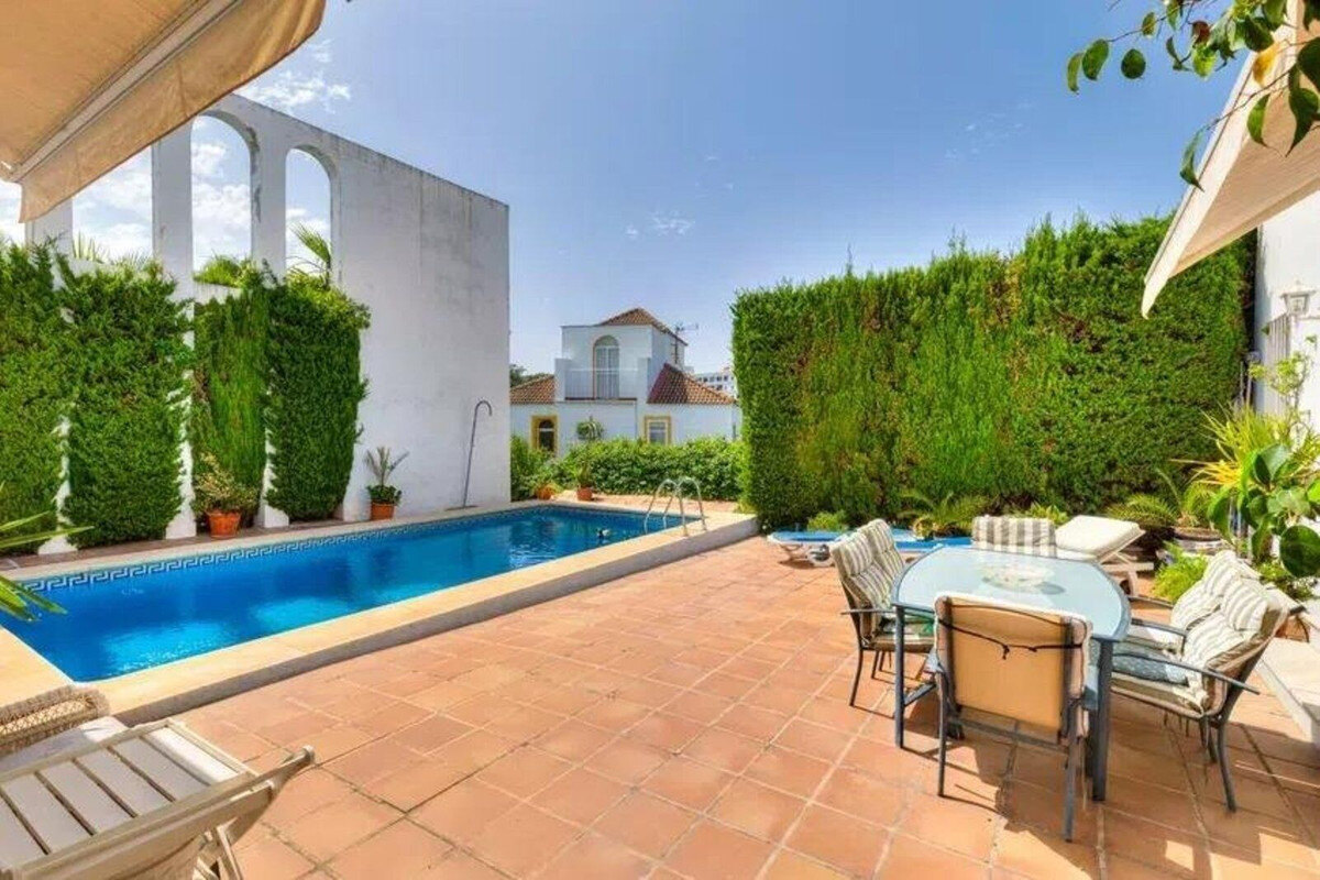 FOR SALE 🏡 Five-Bedroom Villa to Renovate on a 1,000 m² Plot – Las Brisas, Nueva Andalucía, Marbella 🇪🇸