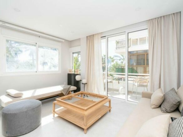 FOR SALE 🏡 Renovated Frontline Beach Apartment with Sea Views and Two Terraces – Estepona Town 🇪🇸