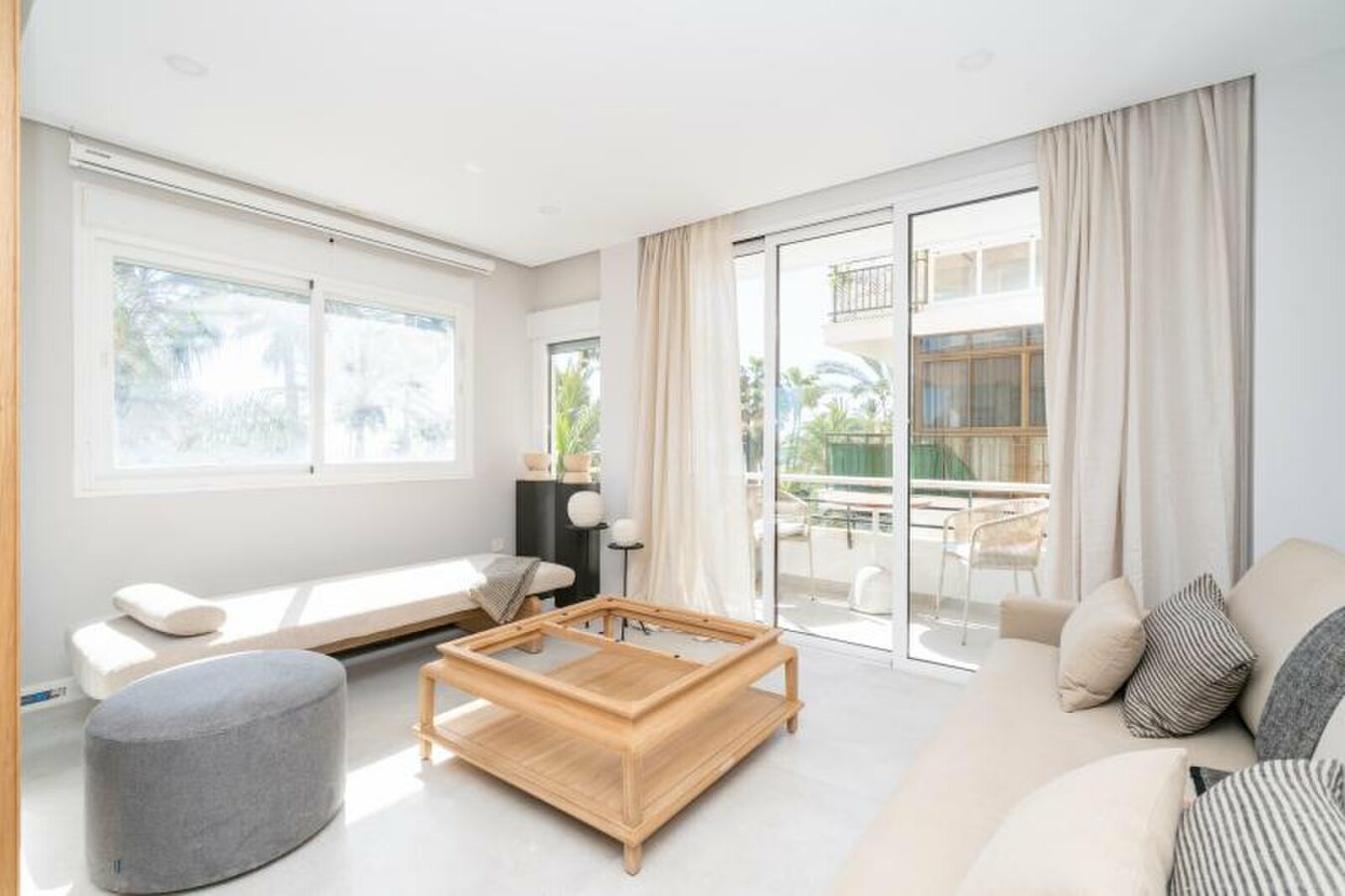 FOR SALE 🏡 Renovated Frontline Beach Apartment with Sea Views and Two Terraces – Estepona Town 🇪🇸