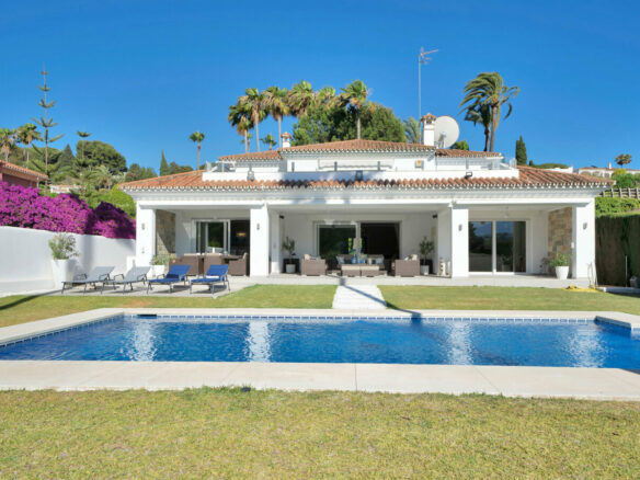 FOR SALE 🏡 Frontline Golf Villa with Four En-Suite Bedrooms on a 1,589 m² Plot – El Paraíso, New Golden Mile 🇪🇸