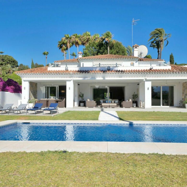 FOR SALE 🏡 Frontline Golf Villa with Four En-Suite Bedrooms on a 1,589 m² Plot – El Paraíso, New Golden Mile 🇪🇸