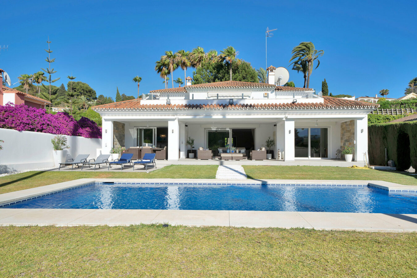 FOR SALE 🏡 Frontline Golf Villa with Four En-Suite Bedrooms on a 1,589 m² Plot – El Paraíso, New Golden Mile 🇪🇸