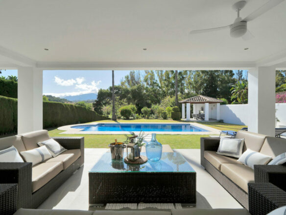 FOR SALE 🏡 Frontline Golf Villa with Four En-Suite Bedrooms on a 1,589 m² Plot – El Paraíso, New Golden Mile 🇪🇸