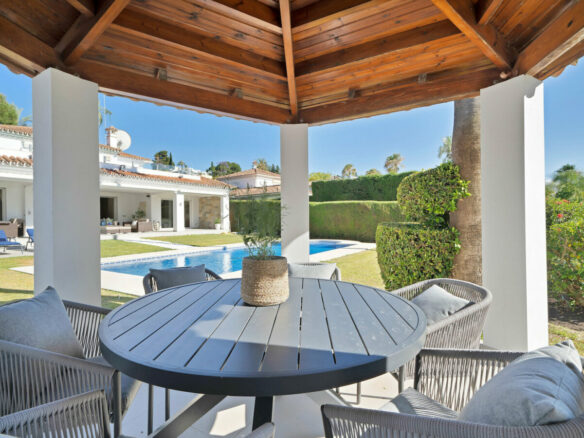 FOR SALE 🏡 Frontline Golf Villa with Four En-Suite Bedrooms on a 1,589 m² Plot – El Paraíso, New Golden Mile 🇪🇸