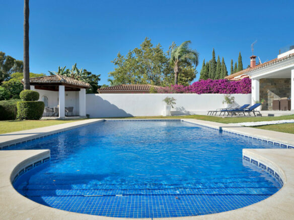 FOR SALE 🏡 Frontline Golf Villa with Four En-Suite Bedrooms on a 1,589 m² Plot – El Paraíso, New Golden Mile 🇪🇸