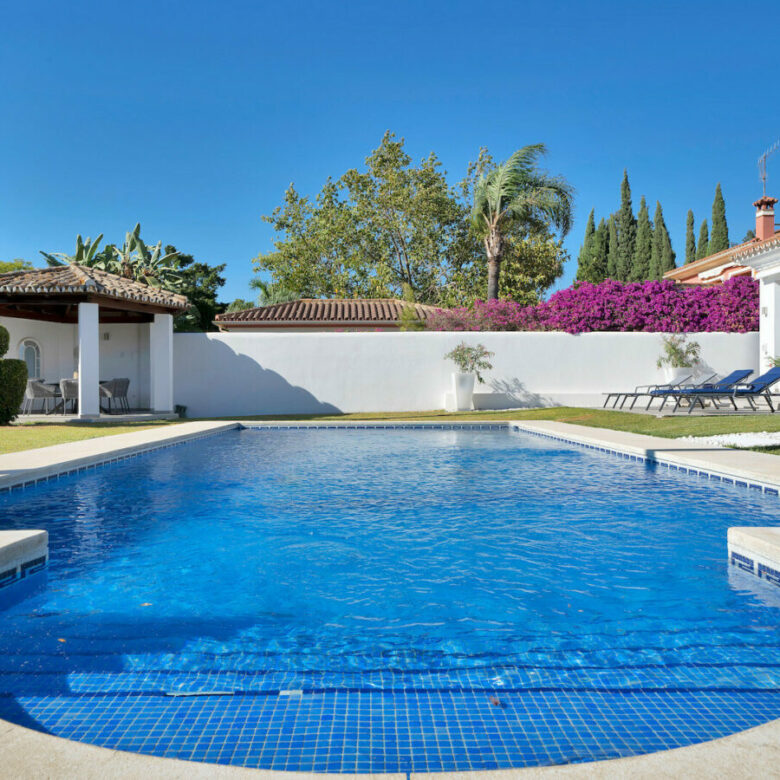 FOR SALE 🏡 Frontline Golf Villa with Four En-Suite Bedrooms on a 1,589 m² Plot – El Paraíso, New Golden Mile 🇪🇸