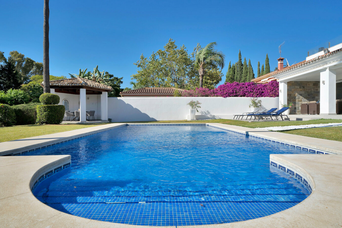FOR SALE 🏡 Frontline Golf Villa with Four En-Suite Bedrooms on a 1,589 m² Plot – El Paraíso, New Golden Mile 🇪🇸