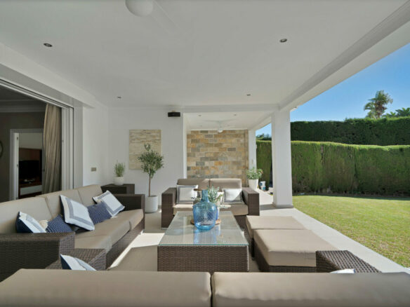 FOR SALE 🏡 Frontline Golf Villa with Four En-Suite Bedrooms on a 1,589 m² Plot – El Paraíso, New Golden Mile 🇪🇸