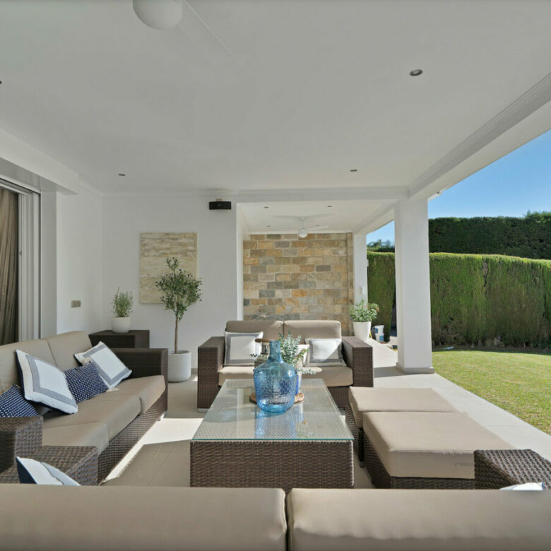FOR SALE 🏡 Frontline Golf Villa with Four En-Suite Bedrooms on a 1,589 m² Plot – El Paraíso, New Golden Mile 🇪🇸