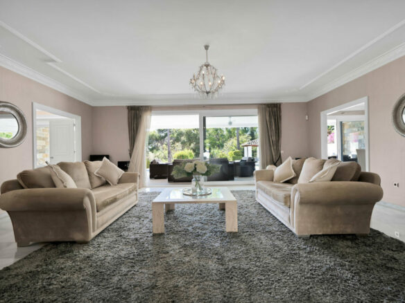 FOR SALE 🏡 Frontline Golf Villa with Four En-Suite Bedrooms on a 1,589 m² Plot – El Paraíso, New Golden Mile 🇪🇸