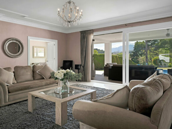 FOR SALE 🏡 Frontline Golf Villa with Four En-Suite Bedrooms on a 1,589 m² Plot – El Paraíso, New Golden Mile 🇪🇸