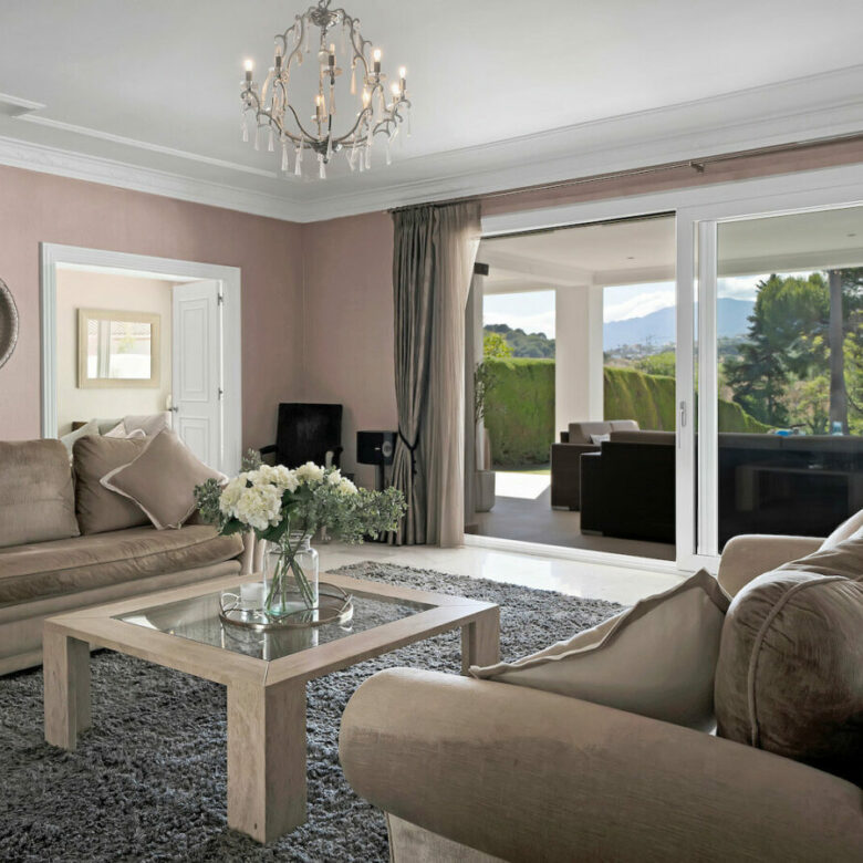 FOR SALE 🏡 Frontline Golf Villa with Four En-Suite Bedrooms on a 1,589 m² Plot – El Paraíso, New Golden Mile 🇪🇸