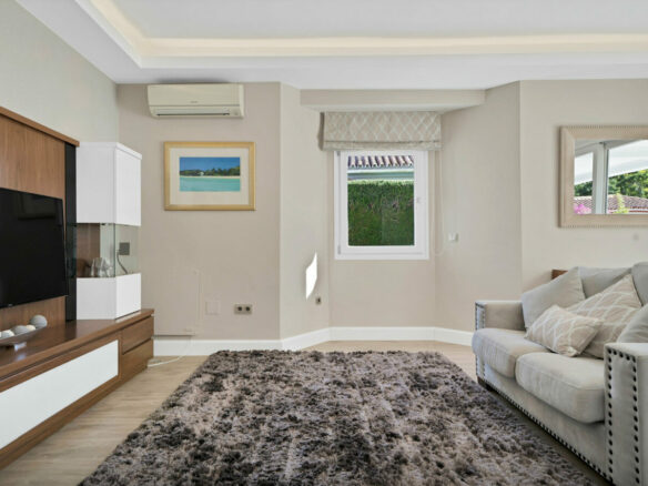 FOR SALE 🏡 Frontline Golf Villa with Four En-Suite Bedrooms on a 1,589 m² Plot – El Paraíso, New Golden Mile 🇪🇸