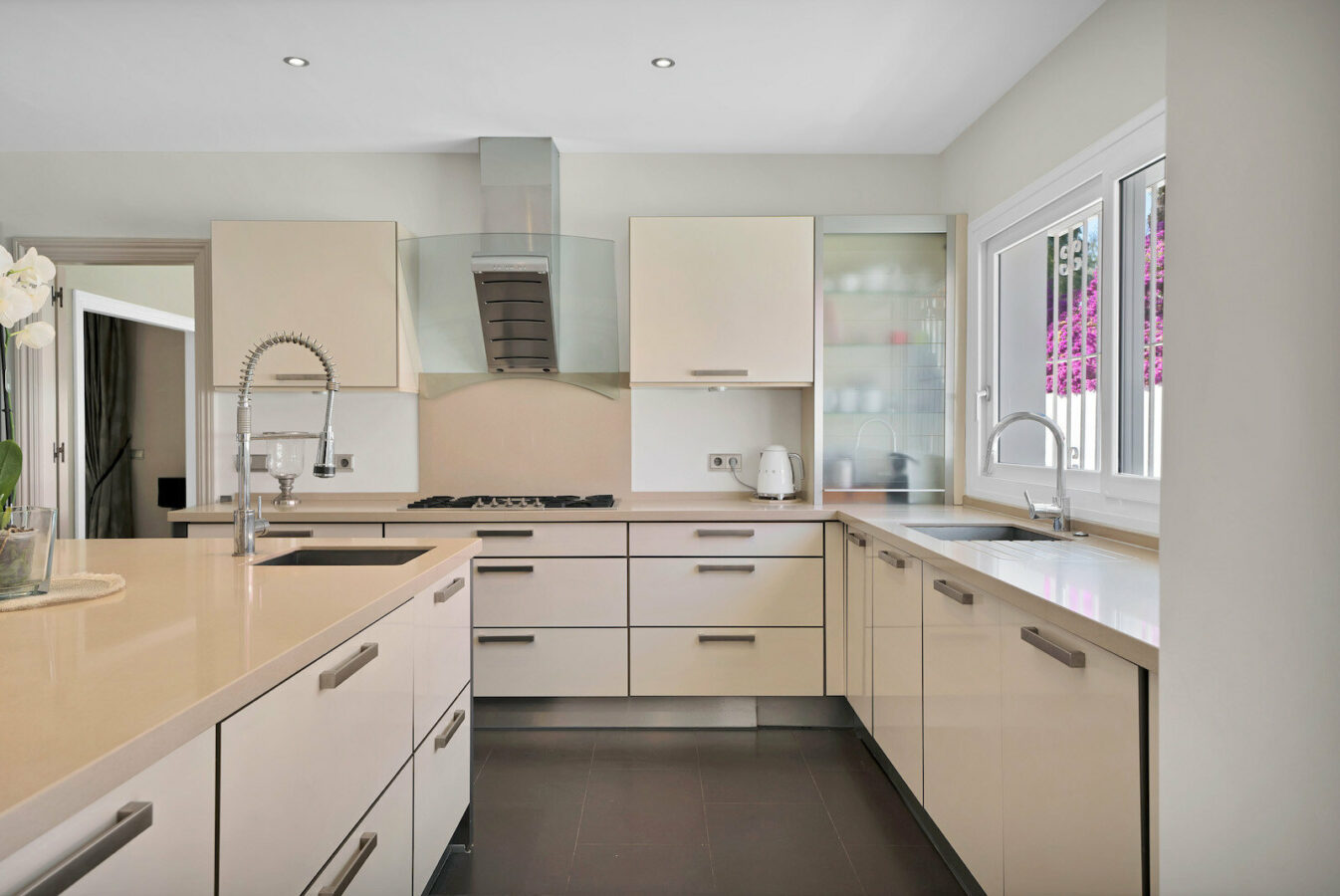 FOR SALE 🏡 Frontline Golf Villa with Four En-Suite Bedrooms on a 1,589 m² Plot – El Paraíso, New Golden Mile 🇪🇸
