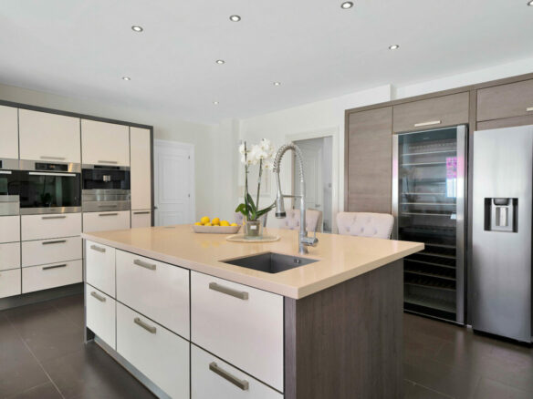 FOR SALE 🏡 Frontline Golf Villa with Four En-Suite Bedrooms on a 1,589 m² Plot – El Paraíso, New Golden Mile 🇪🇸