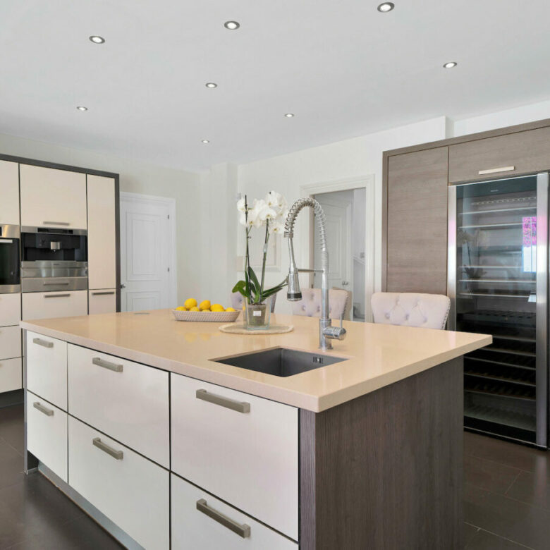 FOR SALE 🏡 Frontline Golf Villa with Four En-Suite Bedrooms on a 1,589 m² Plot – El Paraíso, New Golden Mile 🇪🇸