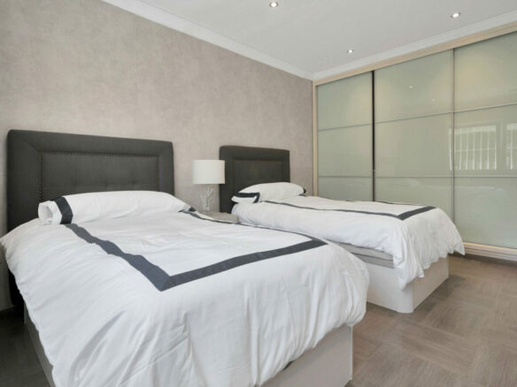 FOR SALE 🏡 Frontline Golf Villa with Four En-Suite Bedrooms on a 1,589 m² Plot – El Paraíso, New Golden Mile 🇪🇸
