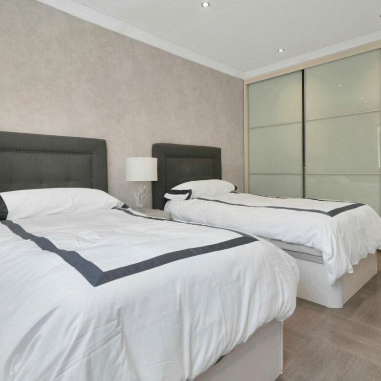 FOR SALE 🏡 Frontline Golf Villa with Four En-Suite Bedrooms on a 1,589 m² Plot – El Paraíso, New Golden Mile 🇪🇸