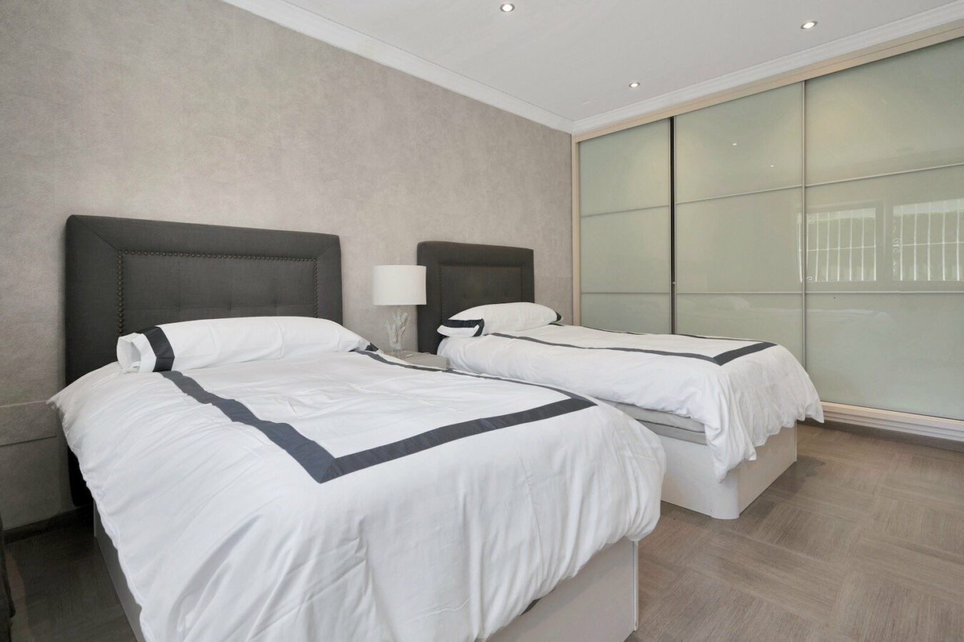 FOR SALE 🏡 Frontline Golf Villa with Four En-Suite Bedrooms on a 1,589 m² Plot – El Paraíso, New Golden Mile 🇪🇸