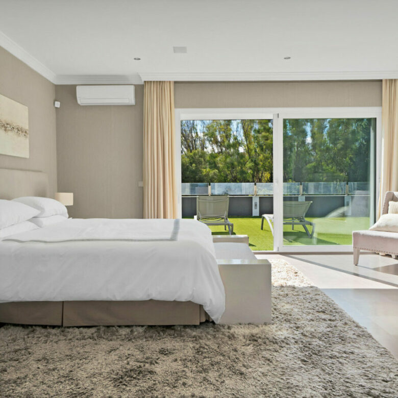 FOR SALE 🏡 Frontline Golf Villa with Four En-Suite Bedrooms on a 1,589 m² Plot – El Paraíso, New Golden Mile 🇪🇸