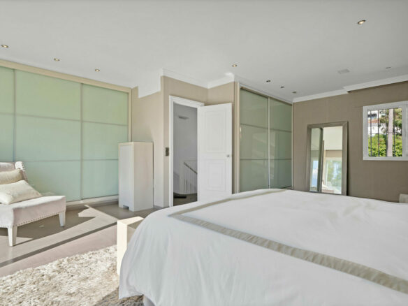 FOR SALE 🏡 Frontline Golf Villa with Four En-Suite Bedrooms on a 1,589 m² Plot – El Paraíso, New Golden Mile 🇪🇸