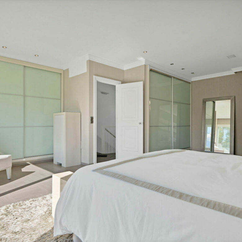 FOR SALE 🏡 Frontline Golf Villa with Four En-Suite Bedrooms on a 1,589 m² Plot – El Paraíso, New Golden Mile 🇪🇸