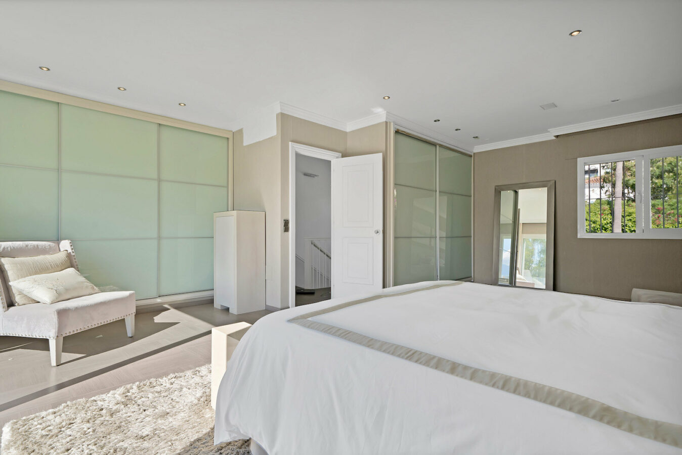 FOR SALE 🏡 Frontline Golf Villa with Four En-Suite Bedrooms on a 1,589 m² Plot – El Paraíso, New Golden Mile 🇪🇸
