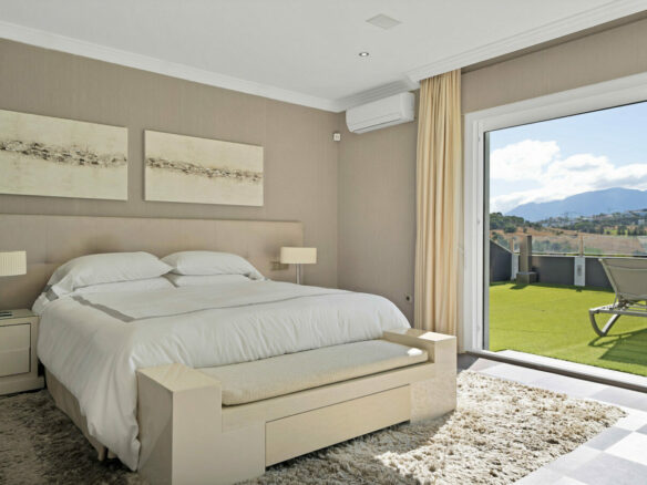 FOR SALE 🏡 Frontline Golf Villa with Four En-Suite Bedrooms on a 1,589 m² Plot – El Paraíso, New Golden Mile 🇪🇸