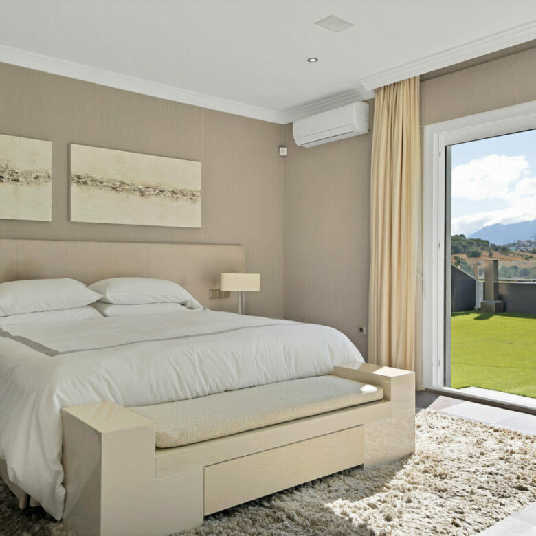 FOR SALE 🏡 Frontline Golf Villa with Four En-Suite Bedrooms on a 1,589 m² Plot – El Paraíso, New Golden Mile 🇪🇸