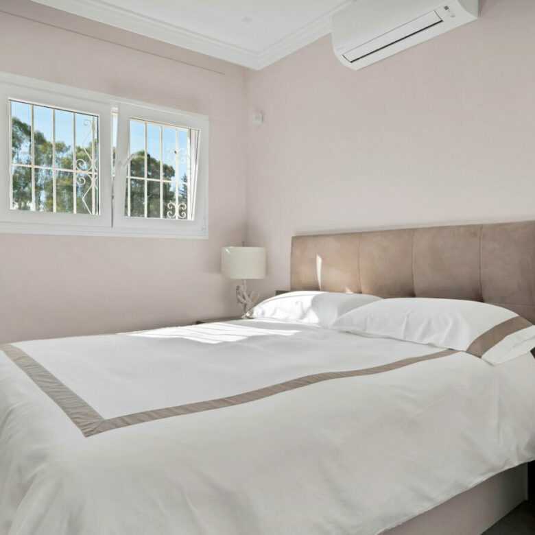 FOR SALE 🏡 Frontline Golf Villa with Four En-Suite Bedrooms on a 1,589 m² Plot – El Paraíso, New Golden Mile 🇪🇸