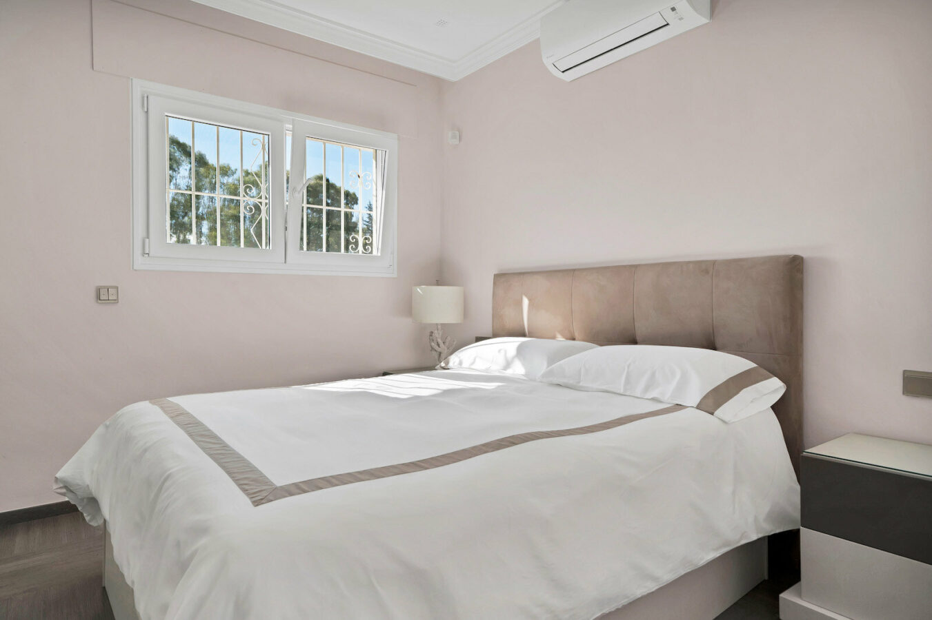 FOR SALE 🏡 Frontline Golf Villa with Four En-Suite Bedrooms on a 1,589 m² Plot – El Paraíso, New Golden Mile 🇪🇸