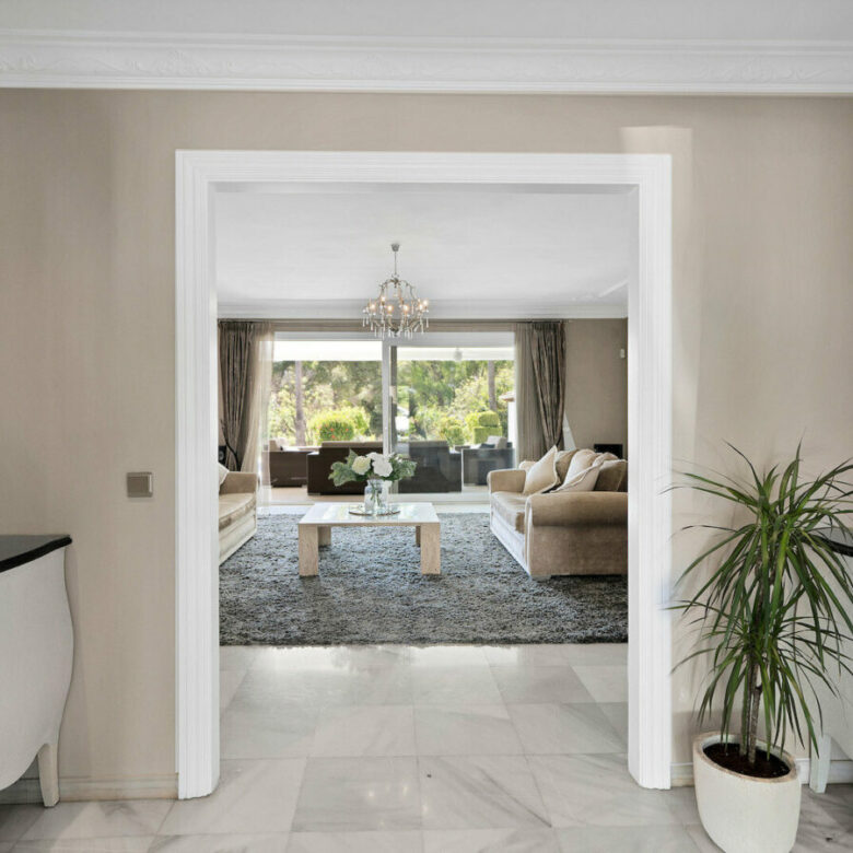 FOR SALE 🏡 Frontline Golf Villa with Four En-Suite Bedrooms on a 1,589 m² Plot – El Paraíso, New Golden Mile 🇪🇸