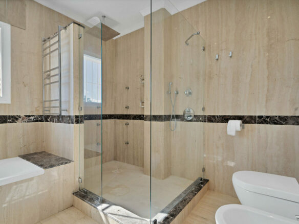 FOR SALE 🏡 Frontline Golf Villa with Four En-Suite Bedrooms on a 1,589 m² Plot – El Paraíso, New Golden Mile 🇪🇸