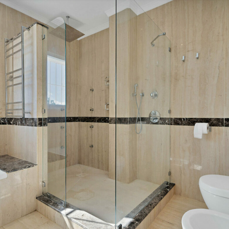 FOR SALE 🏡 Frontline Golf Villa with Four En-Suite Bedrooms on a 1,589 m² Plot – El Paraíso, New Golden Mile 🇪🇸