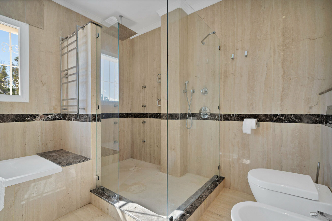 FOR SALE 🏡 Frontline Golf Villa with Four En-Suite Bedrooms on a 1,589 m² Plot – El Paraíso, New Golden Mile 🇪🇸